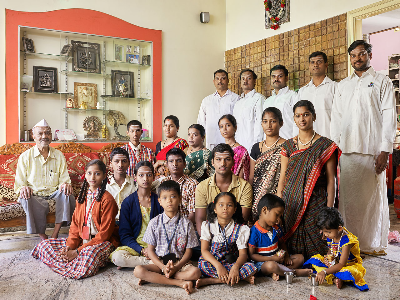 Nora Bibel - FAMILY COMES FIRST - Joint family portraits in Bangalore, India - Felix Schoeller Photoaward